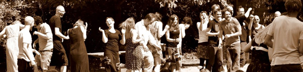 Das Team bei der Verabschiedung durch die AbgängerInnen des 10. Jahrganges bei Wasserbomenwürfen